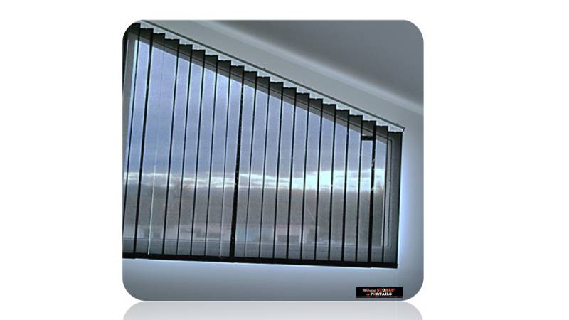 Store à bandes verticales en forme de trapèze installé à CESSIEU proche de La Tour Du Pin  par Mondial-Stores & Portails