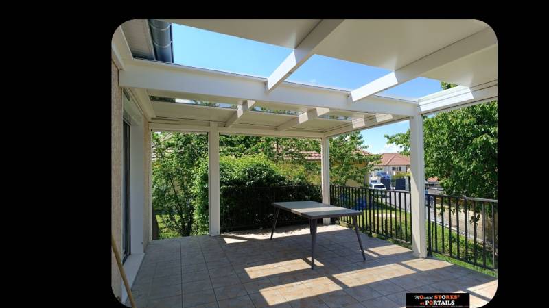 Réalisation d'une pergola à toit fixe ( abri de terrasse) modèle Aluloge par Mondial-Stores & Portails sur Saint Jean de soudain et sa région
