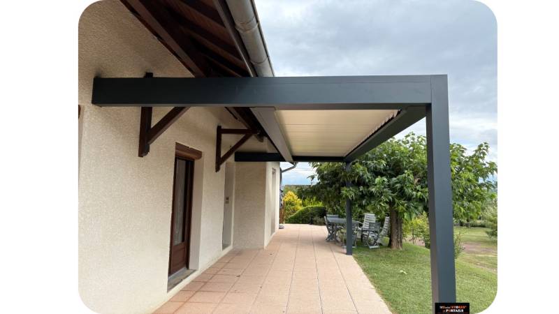 Réalisation d'une pergola BIOCLIMATIQUE  ( lames orientables) de chez GALAXIE modèle STELLA EVOLUTION par Mondial-Stores & Portails sur Saint Chef  et sa région
