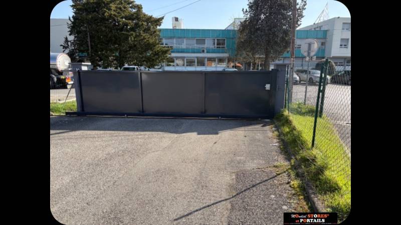 Pose Portail coulissant industriel en Acier Soudé de plus de 6 mètres par Mondial-Stores & Portails sur Vienne et le nord Isère