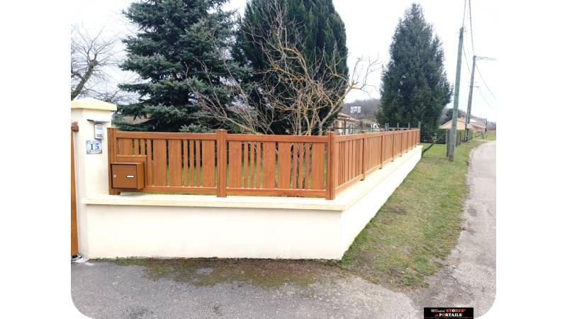 Vue de la nouvelle Clôture installée et ajustée sur mesure modèle MOHER gamme contemporain assortie au portail  par Mondial-Stores & Portail sur ST CHEF
