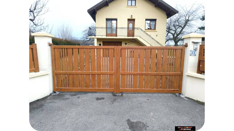 pose de portail 2 battants motorisé modèle MOHER coloris chêne doré en aluminium HORIZAL avec clôture assortie par Mondial-Stores & Portail sur ST CHEF