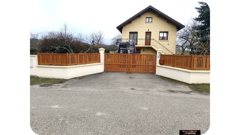 Réalisation de la pose d'un portail motorisé avec du FAAC en aluminium HORIZAL modèle MOHER gamme contemporain avec clôture et boîte aux lettres assortis par Mondial-Stores & Portail sur ST CHEF