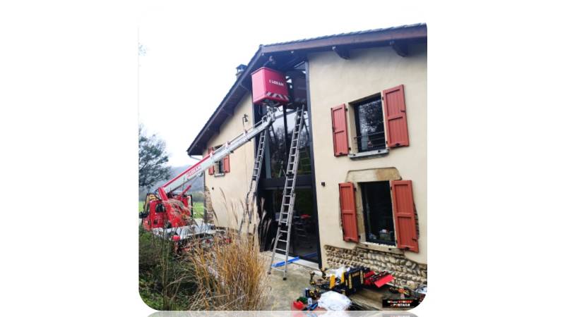 Installation d'un store ZIP extérieur sur mesure avec de grandes dimensions par Mondial-Stores & Portails sur Saint Just Chaleyssin proche de Viennes