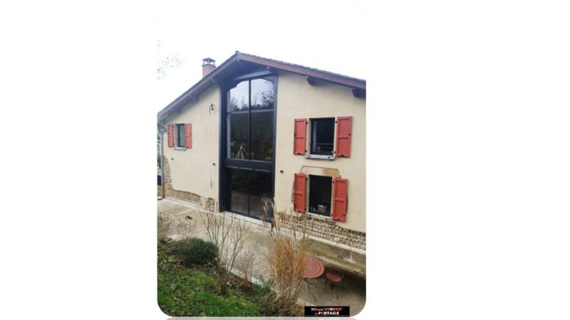 Installation d'un store ZIP extérieur sur mesure avec de grandes dimensions par Mondial-Stores & Portails sur Saint Just Chaleyssin proche de Viennes