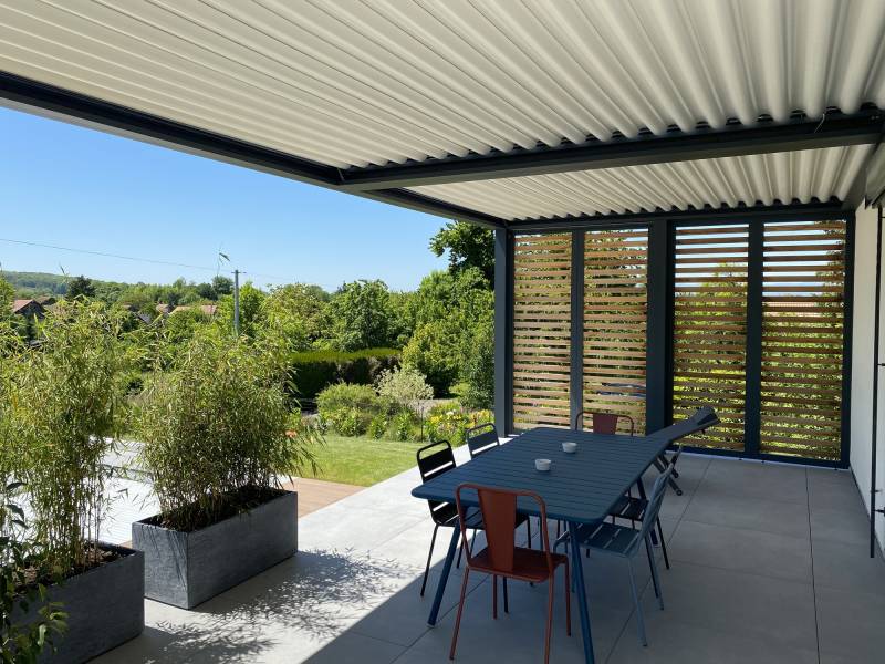 Pergola bioclimatique posée sur La Tour du Pin par Mondial-Stores et Portails