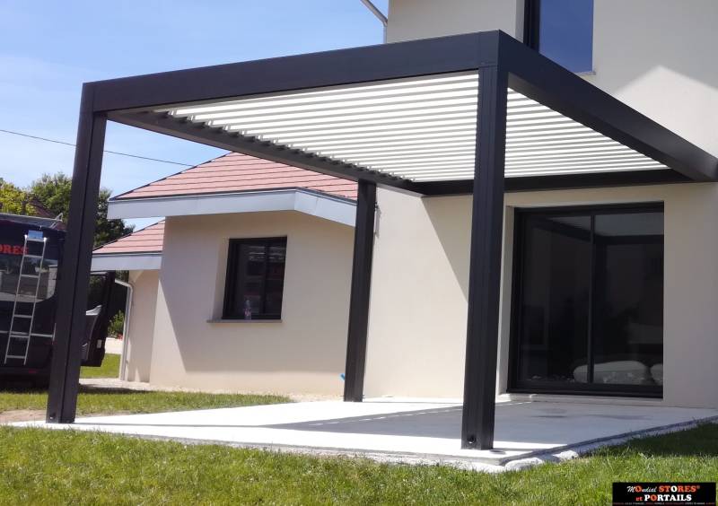 Pergola bioclimatique adossée au mur de la maison installée par Mondial-Stores  sur La Tour du Pin