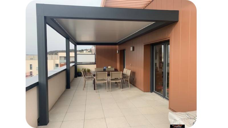 Installation par Mondial-Stores et Portails d'une Pergola aluminium bioclimatique pose en applique façade sur la terrasse d'un immeuble sur Vaulx Milieu en Isère